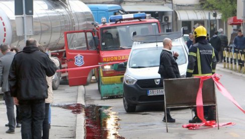 ISCURIO MAZUT IZ CISTERNE U CENTRU SMEDEREVA: Nadležne inspekcije na terenu, nema opasnosti (FOTO)