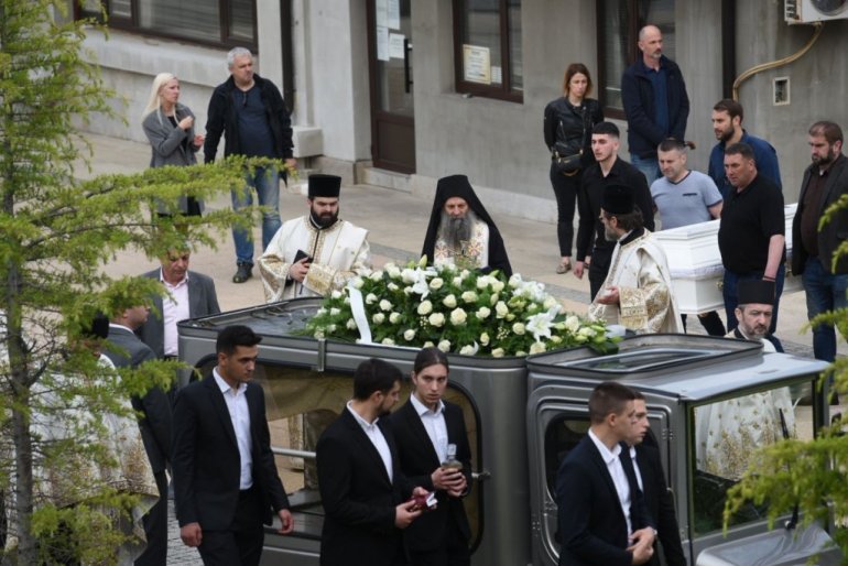 Сахрањена и мала Ангелина, десета жртва масакра у школи: Девојчицу у болној тишини на вечни починак испратили најближи