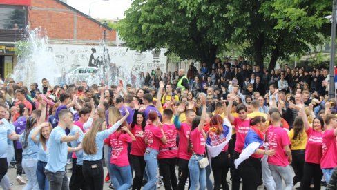 KADRIL I ŽURKA: Paraćinski maturanti plešu u petak