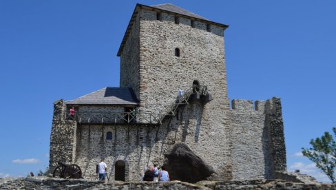 SKRAĆENO RADNO VREME ZBOG VISOKIH TEMPERATURA: Vršačka kula i Apoteka na stepenicama otvoreni od 10 do 14 časova