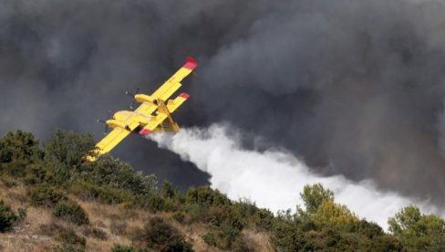 BUKTE POŽARI KOD ZADRA: Lakše povređen jedan vatrogasac prilikom gašenja požara u Skradinu