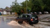 POPLAVLJENE ULICE, PARALISANI DELOVI GRADA:  Nevreme stiglo i u Suboticu