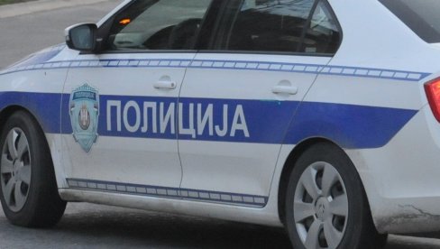 NEZGODA NA MOSTU NA ADI: Deo automobila završio u ogradi (FOTO)