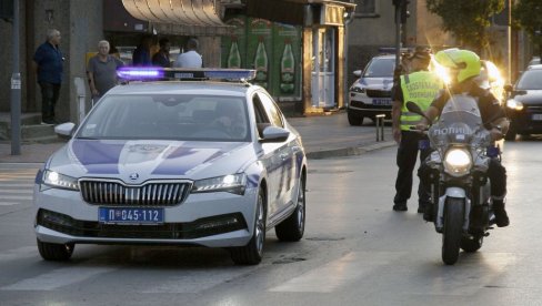 NESREĆA U BULEVARU KRALJA ALEKSANDRA: Sudar kombija i motora, ima povređenih (FOTO)