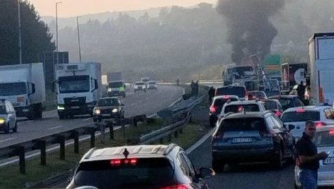 MUŠKARAC POGINUO, KAMION IZGOREO U TUNELU: Teška saobraćajna nesreća na putu Jablanica -Mostar