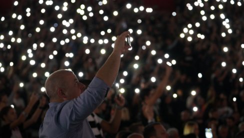 PRELEPA SLIKA IZ BEOGRADA: Grobari uradili nešto što je oduševilo svet (FOTO)