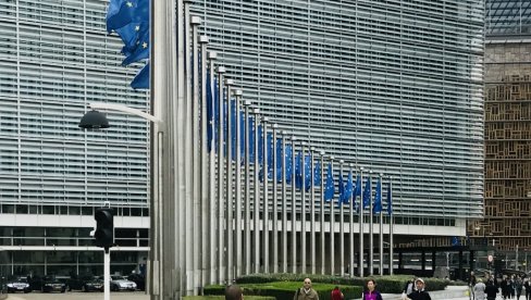 СКАНДАЛ У ЕУ: Европска комисија објавила заставу усташке НДХ (ФОТО)