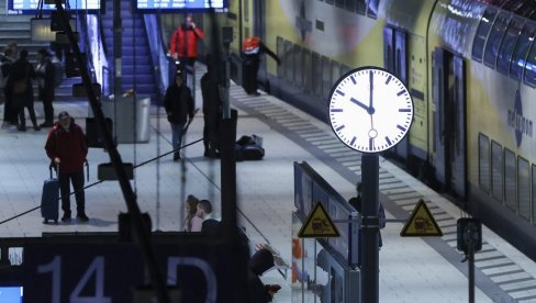 OLUJA PARALISALA SVE, GRANE ZAVRŠILE NA ŠINAMA: Zbog nevremena kasnilo 80.000 putnika, saobraćaj u kolapsu