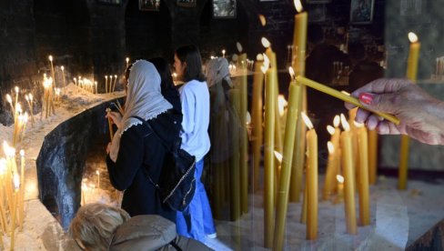 САКРИО ИХ ЈЕ УДВЕ ПЕЋИНЕ И ХРАНИО: Срби данас прослављају великог светитеља (ВИДЕО)