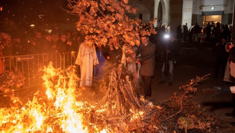 TRADICIONALNO LOMLJENJE ČESNICE U PARKU U NIŠU: Nika, Elena i Aleksa, srećne ruke