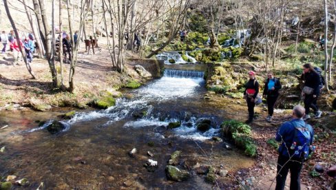 NA GRZI SUTRA I PLANINARI:  Neko će plivati za časni krst, većina se penje na Javorački vrh