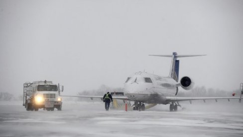 MEĆAVA ZATVORILA AERODROM: Obustavljeni letovi u Bristolu zbog snega