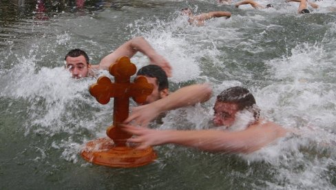 PLIVANJE ZA ČASNI KRST ŠIROM SRBIJE: U Podgorici se ori Oj Kosovo, Kosovo! (FOTO/VIDEO)