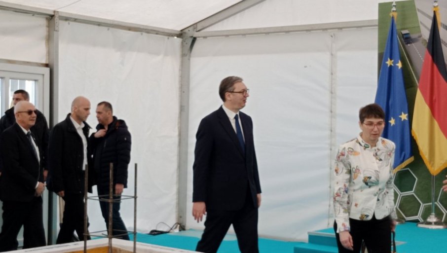 VUČIĆ NA CEREMONIJI POLAGANJA KAMENA TEMELJCA FABRIKE U STAROJ PAZOVI: Vrednost investicije gotovo 30 miona evra (VIDEO)