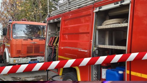 CRNI, GUSTI DIM PREKRIO NEBO IZNAD MLADENOVCA: Izbio požar, vatrogasci na terenu (FOTO)