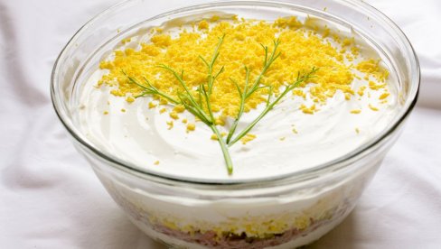 RECEPT ZA PREDJELO KOJE SVI VOLE: Mimoza salata, neizostavan prilog na slavskoj, ili prazničnoj trpezi