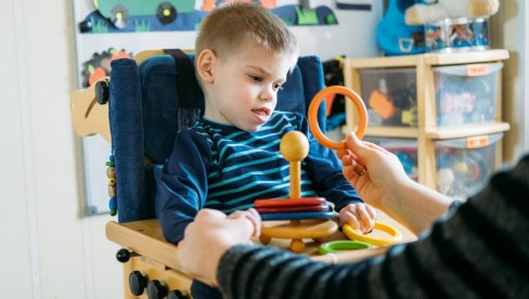 MAJKE ĆE DA BRINU I VOLE, ALI DRŽAVA MORA DA POMOGNE:  Zašto roditelji dece sa invaliditetom nemaju status negovatelja (2)