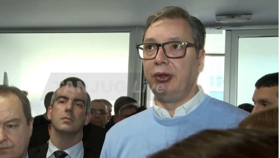 VELIKA GUŽVA U ZEMUNU NA PRIKUPLJANJU POTPISA SNS: Vučić - Beograd mora da bude na dobrom putu, on je motor razvoja (FOTO)