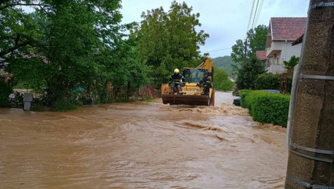 POPLAVLJENO 40 DOMAĆINSTAVA U SVRLJIGU: Izlila se reka - počela evakuacija (FOTO)