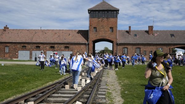 МАРШ ЖИВИХ У АУШВИЦУ:  Неколико хиљада Јевреја одало почаст милионима убијеним у Другом светском рату  (ФОТО)