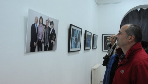 СИНАТРА ЈЕ ИЗНАД СВИХ: У Краљеву отворена изложба чувеног рок фотогрфа Брајана Рашића (ФОТО)
