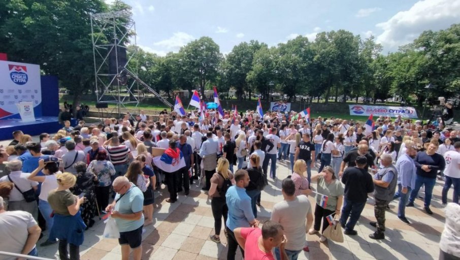 ČEKA SE DOLAZAK PREDSEDNIKA: Miting liste „Aleksandar Vučić - Valjevo sutra“ (FOTO/VIDEO)