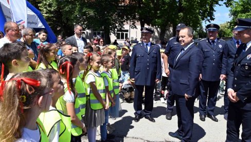 GRAĐANI I POLICIJA NA ISTOM ZADATKU: Karavan bezbednosti saobraćaja na putevima u Kruševcu (FOTO)