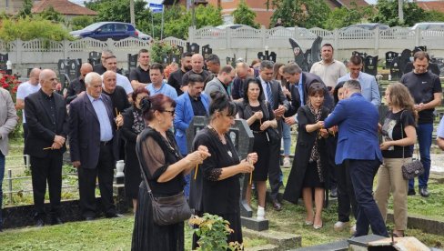 DVE DECENIJE OD UBISTVA DIMITRIJA (17) IZ GRAČANICE: Cveće i sveće za život prekinut albanskim rafalima