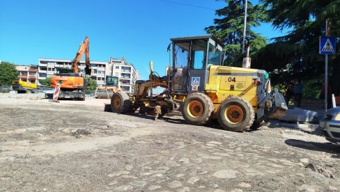ISPOD ASFALTA – KALDRMA: Otkrivena na gradilištu novog mosta u Paraćinu (FOTO)