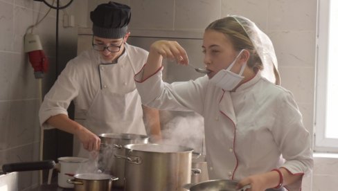 РЕЦЕПТ ЗА ЗАПОСЛЕЊЕ: Економско-трговинска школа у Кикинди уписаће рекордан број будућих кувара (ФОТО)