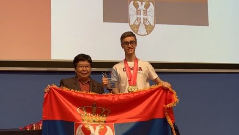 АНДРЕЈ ОДУВАО НАЈБОЉЕ НА СВЕТУ: Пет златних медаља за ђака Математичке гимназије у Сингапуру