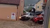STRAVIČNI PRIZORI POSLE JAKOG NEVREMENA: Voda na sve strane, automobili plutaju ulicama (VIDEO)