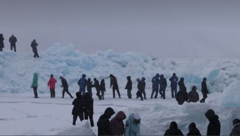 NESVAKIDAŠNJE SCENE NA SEVERU RUSIJE: Jun, grad Dudinka okovan ledom, ljudi uživaju u snegu i minusu  (VIDEO)
