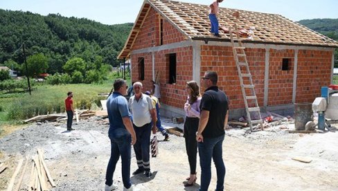 ЗА ДОСТОЈАНСТВЕН ЖИВОТ СРБА НА КОСОВУ И МЕТОХИЈИ: Стојковић посетила вишечлане породице којима Канцеларија гради куће у Звечану