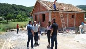 ЗА ДОСТОЈАНСТВЕН ЖИВОТ СРБА НА КОСОВУ И МЕТОХИЈИ: Стојковић посетила вишечлане породице којима Канцеларија гради куће у Звечану