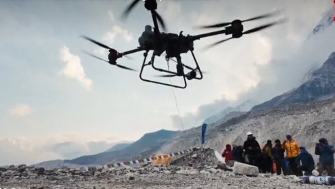 ИСПИСАЛИ ДЕО ИСТОРИЈЕ: Кинески дрон први на Монт Евересту - Погледајте како носи терет (ВИДЕО)
