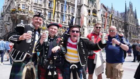PA, OVO JE HIT! Škoti se okupili ispred hotela orlova imaju samo jednu želju pred meč sa Engleskom na EURO 2024
