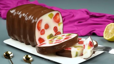 SAVRŠENA LETNJA POSLASTICA: Mlečni kolač sa voćem i čokoladom, pleni izgledom - a ne peče se  (VIDEO)