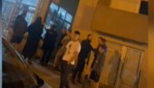 ČUJE SE KAKO REPETIRA PUŠKU! Jezivo - Pogledajte kako Kurtijevi policajci sa dugim cevima maltretiraju srpske mladiće u Leposaviću (VIDEO)