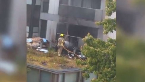 OGROMAN POŽAR U CENTRU GRADA: Vatra guta stambeni blog, veliki broj vatrogasaca na terenu (FOTO/VIDEO)