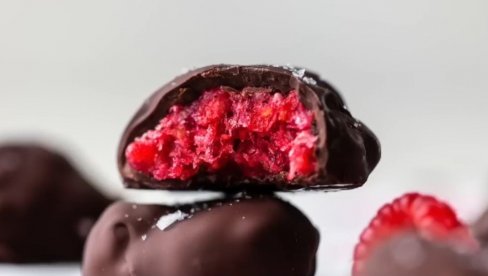 SPREME SE OČAS POSLA: Kolači sa malinama preliveni čokoladom - Ledena poslastica, idealna za ove vrele dane (VIDEO)