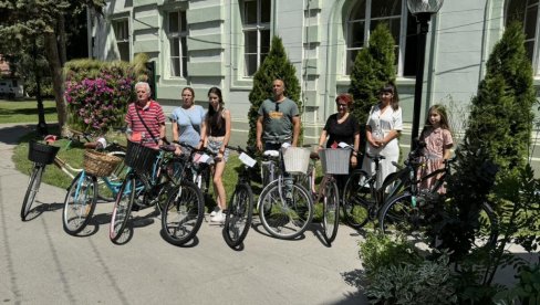 PUNA GRADSKA KUĆA U ZRENJANINU: Dodeljeni bicikli i proglašeno najlepše dvorište (FOTO)