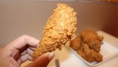 САВРШЕН РУЧАК УЗ САЛАТУ ИЛИ КРОМПИР: Сочни печени пилећи батаци уваљани у корнфлекс, деца им неће одолети