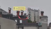 УСРЕД СТРАШНЕ ОЛУЈЕ: Попео се на врх зграде у Крагујевцу да спаси кров - застрашујућ снимак (ВИДЕО)