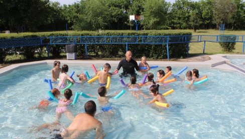 СОМБОР ПЛИВА ЗА ДЕЦУ ИЗ ВРТИЋА: Почела бесплатна обука пливања за најмлађе