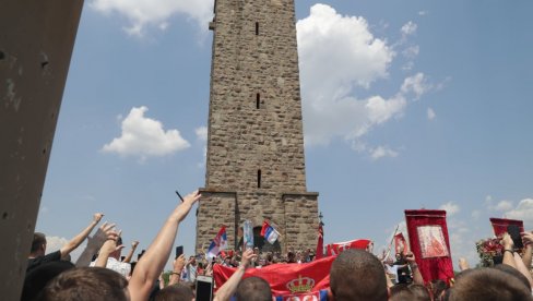 POČAST JUNACIMA KOSOVSKOG BOJA: Srbi se okupili na Gazimestanu povodom 635 godina od slavne bitke (VIDEO)