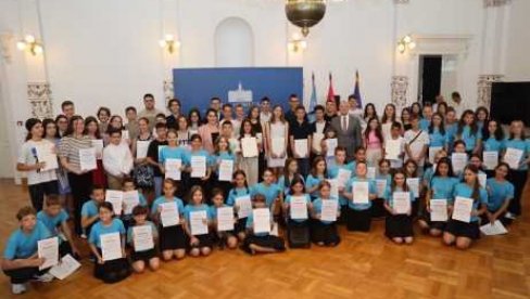 NAGRAĐENO UKUPNO 976 UČENIKA: Vidovdanske nagrade uručene uspešnim novosadskim đacima