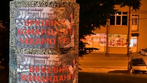 “ВРХОВНИ КОМАНДАНТЕ, ЧЕКАМО ТЕ!” Цео север Косова и Метохије јутрос освануо облепљен плакатима са сликом председника Вучића (ФОТО)