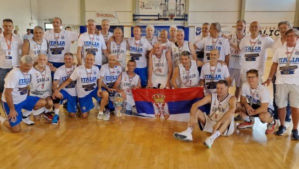 ТРИ МЕДАЉЕ У ПЕЗАРУ: Успех кошаркашких ветерана у Италији (ФОТО)