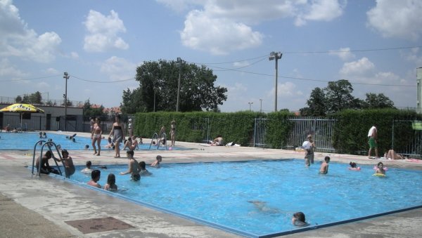 ПОЧЕЛА КУПАЛИШНА СЕЗОНА: Отворен реновирани градски базен у Пожаревцу